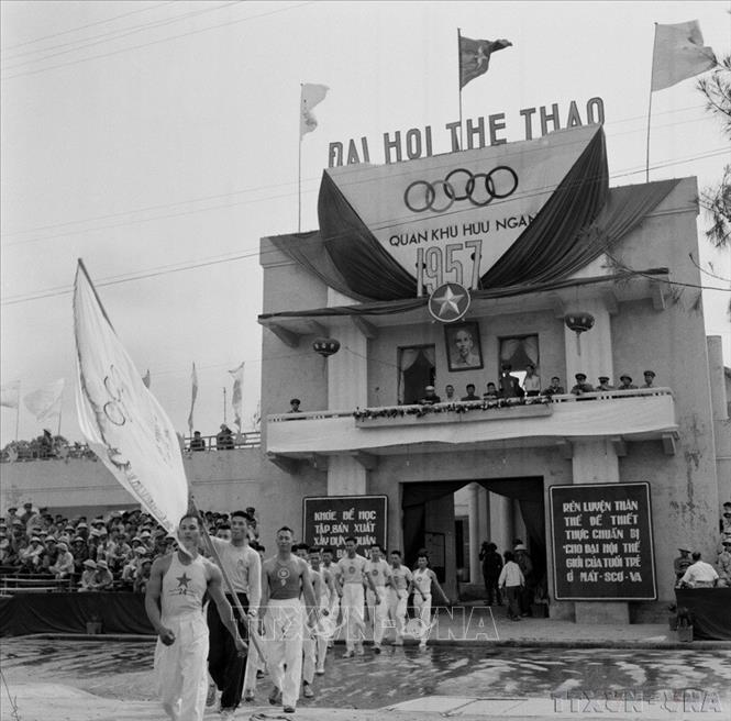 Đội bóng Thể Công tham gia Đại hội Thể dục thể thao của Quân khu Hữu ngạn và Thanh niên thành phố Nam Định (31/3/1957). Ảnh: TTXVN
