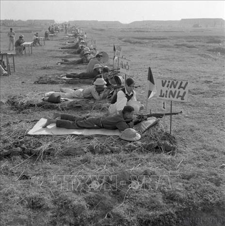 Thi bắt súng tại Cuộc thi Thể thao Quốc phòng toàn miền Bắc lần thứ nhất (21/12/1958). Ảnh: TTXVN