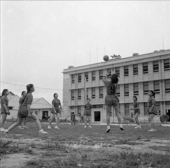 Nữ công nhân nhà máy xay Thái Bình luyện tập bóng chuyền (1960). Ảnh: TTXVN