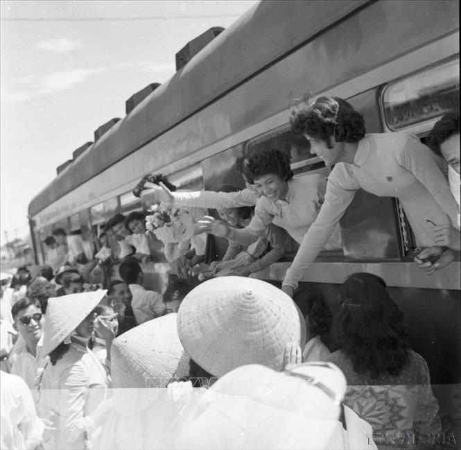  Lễ tiễn đội bóng chuyền nam, nữ của Thủ đô lên đường dự Thi đấu hữu nghị Quốc tế tại Mông Cổ (12/7/1960). Ảnh: TTXVN
