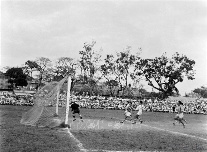 Trận chung kết giữa đội Tổng Cục Bưu điện và Công nhân Cảng tại Giải mùa Xuân trên sân vận động Cột cờ (1/5/1957). Ảnh: TTXVN
