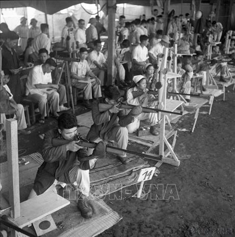 Thi bắn súng thể thao Quốc phòng lần thứ nhất (19/9/1962). Ảnh: TTXVN
