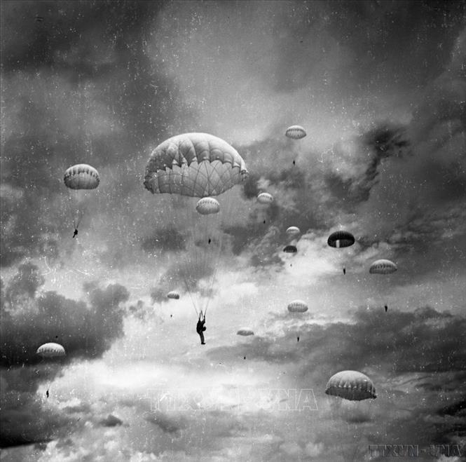 Nhảy dù – môn thể thao hấp dẫn thu hút nhiều người tham gia (8/1962). Ảnh: TTXVN
