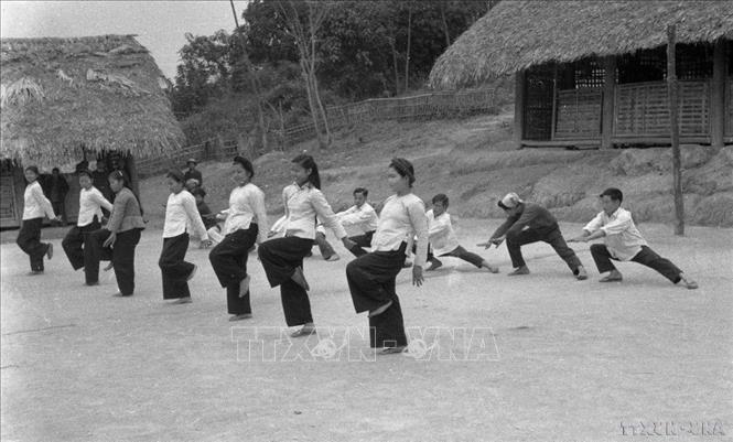 Dù mùa rét nhưng sáng nào cũng có 80% xã viên đội lao động xóm Chùm (hợp tác xã Ẩm Phước) tham gia tập thể dục (1962). Ảnh: TTXVN
