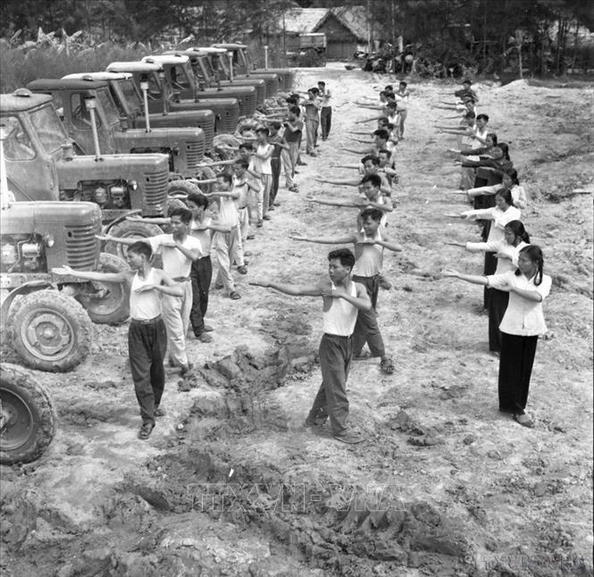 Công nhân đội máy kéo số 5 (Yên Thành, Nghệ An) luôn giữ vững nếp sống vui khỏe, thực hiện tập thể dục trước giờ làm việc buổi sáng (1969). Ảnh: TTXVN