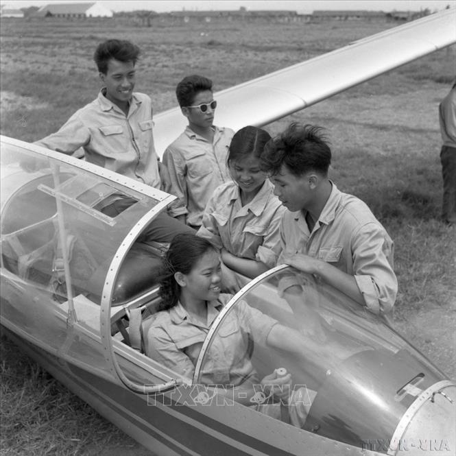 Nam, nữ công nhân của các nhà máy, xí nghiệp ở Hà Nội và Hải phòng theo học lớp thể thao hàng không nghiệp dư, đã trở thành các phi công lái tàu lượn (1963). Ảnh: TTXVN
