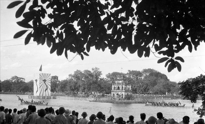 Thi bơi trải trên hồ Hoàn Kiếm chào mừng Kỳ họp thứ nhất Quốc hội nước Việt Nam thống nhất (1976). Ảnh: TTXVN
