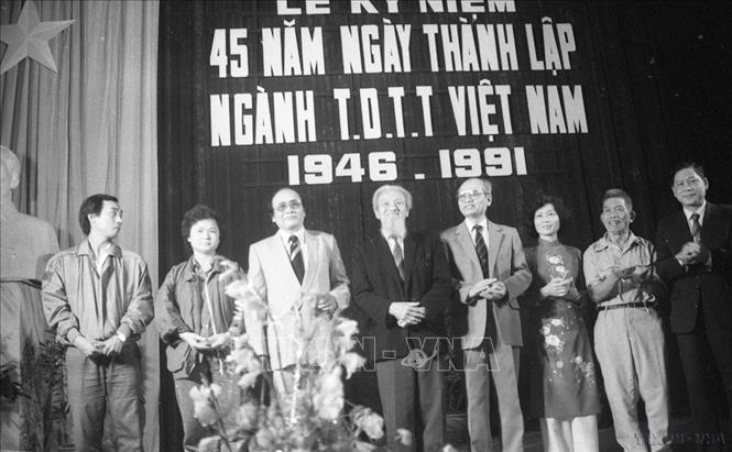 Cán bộ lão thành, vận động viên tiêu biểu được tặng huy chương “Vì sự nghiệp Thể dục thể thao” tại Lễ kỷ niệm 45 năm Ngày thành lập ngành Thể dục thể thao Việt Nam (1946 – 1991). Ảnh: TTXVN
