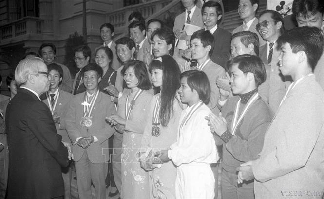 Chủ tịch Hội đồng Bộ trưởng Võ Văn Kiệt nói chuyện thân mật với các vận động viên đoàn thể thao Việt Nam đại diện cho hơn 100 VĐV vừa giành thắng lợi tại Đại hội Thể thao Đông Nam Á (Sea Games) trở về (1991). Ảnh: TTXVN

