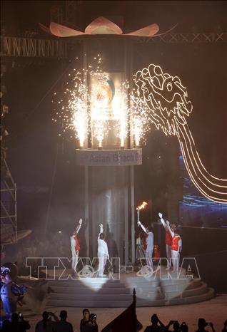 Ngọn đuốc chính thức của đại hội rực sáng tại Lễ khai mạc Đại hội Thể thao Bãi biển Châu Á lần thứ 5 (ABG 5) - Đà Nẵng, Việt Nam 2016. Ảnh: TTXVN
