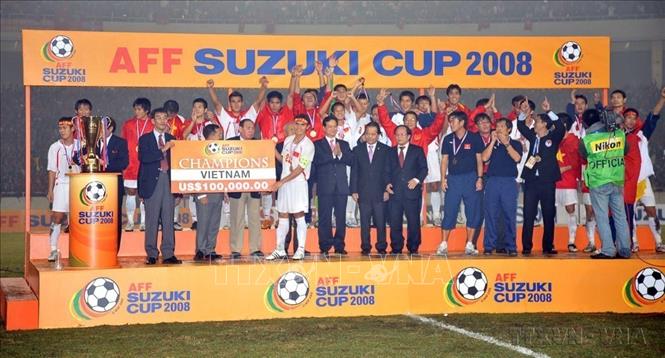 Thể thao thành tích cao của Việt Nam từng bước hội nhập quốc tế, đạt nhiều thành tích nổi bật tại các đại hội thể thao khu vực, châu lục và thế giới. Trong ảnh: Đội tuyển bóng đá nam Việt Nam lần đầu vô địch Đông Nam Á năm 2008, chấm dứt 