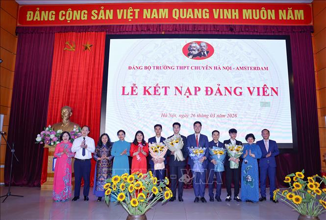 Lễ kết nạp không chỉ là dấu mốc đáng nhớ đối với mỗi học sinh mà còn thể hiện sự quan tâm của nhà trường trong việc bồi dưỡng lý tưởng, định hướng phát triển toàn diện cho thế hệ trẻ. Ảnh: Thanh Tùng - TTXVN