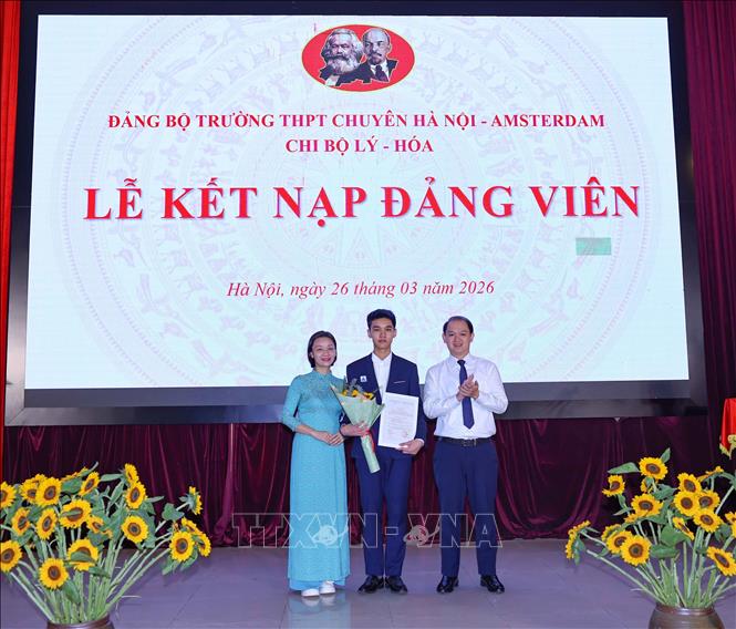 Đảng viên trẻ là học sinh nhận quyết định kết nạp. Ảnh: Thanh Tùng - TTXVN