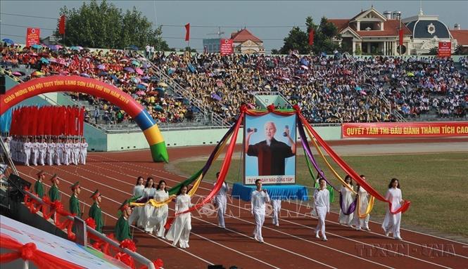 Phong trào thể dục thể thao quần chúng được triển khai sâu rộng trên phạm vi cả nước - động lực để phát triển thể thao thành tích cao. Trong ảnh:  Khai mạc Đại hội Thể dục thể thao tỉnh Lạng Sơn lần thứ VIII năm 2018. Ảnh: TTXVN