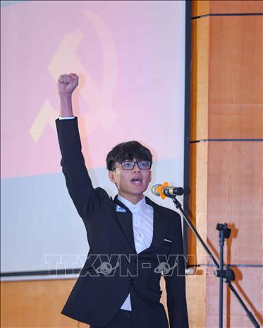 Học sinh Trần Đức Anh tuyên thệ. Ảnh: Thanh Tùng - TTXVN 