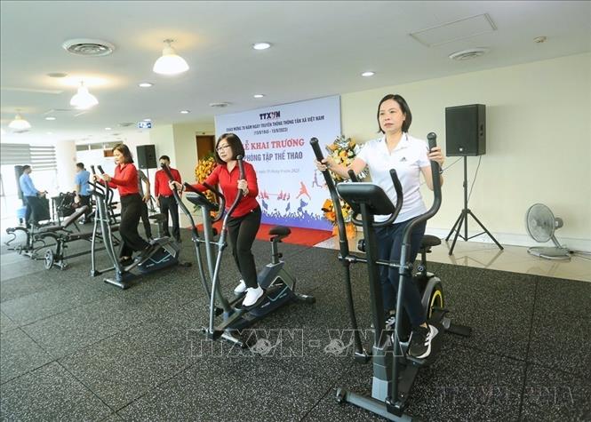 Phong trào thể dục thể thao quần chúng được triển khai sâu rộng trên phạm vi cả nước - động lực để phát triển thể thao thành tích cao. Trong ảnh: Câu lạc bộ sức khoẻ Thông tấn xã Việt Nam tổ chức khai trương phòng tập thể thao (2023). Ảnh: TTXVN

