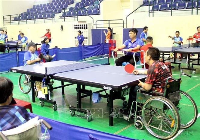  Thi đấu bóng bàn tại Giải vô địch quốc gia các môn cầu lông, bóng bàn, cử tạ, pickleball người khuyết tật năm 2025. Ảnh: Trịnh Bang Nhiệm - TTXVN