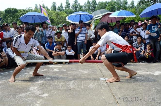Thể thao Việt Nam chú trọng công tác đào tạo, tìm kiếm nguồn vận động viên trẻ, làm bước đệm vững chắc cho việc hiện thực hóa khát vọng vươn tầm châu lục và thế giới. Trong ảnh: Thi đẩy gậy thường được tổ chức tại các lễ hội trên địa bàn tỉnh Tuyên Quang (2015). Ảnh: TTXVN
