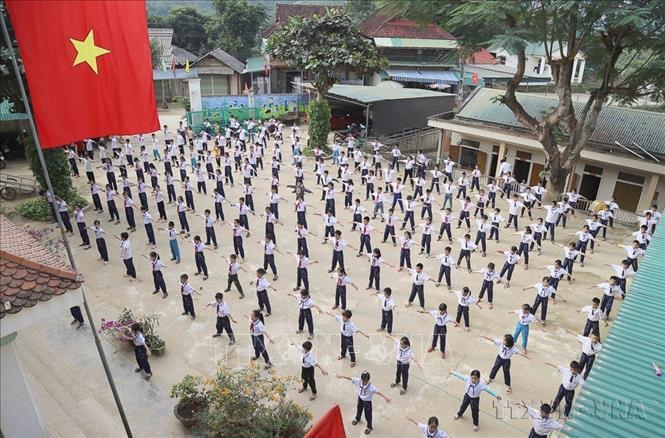 Phong trào thể dục thể thao quần chúng được triển khai sâu rộng trên phạm vi cả nước - động lực để phát triển thể thao thành tích cao. Trong ảnh: Học sinh Trường Tiểu học Nga My (Tương Dương, Nghệ An) đồng diễn thể dục. Ảnh: TTXVN

