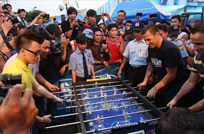  Cựu danh thủ Fabio Cannavaro (Italia) giao lưu với người hâm mộ TPHồ Chí Minh (2013). Ảnh: TTXVN
