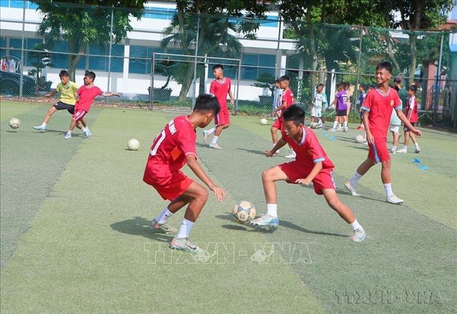 Các vận động viên đội tuyển bóng đá U13 tỉnh Ninh Bình tập luyện. Ảnh: Công Luật - TTXVN