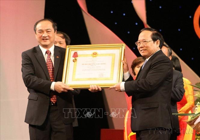  Bộ trưởng Hoàng Tuấn Anh trao Huân chương cho Tổng cục trưởng TDTT Vương Bích Thắng trong chương trình Vinh quang Thể thao Việt Nam chào mừng kỷ niệm 65 năm Ngày Thể thao Việt Nam (2011). Ảnh: Ngọc Trường - TTXVN