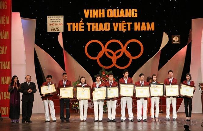 Các VĐV và HLV tiêu biểu được vinh danh tại chương trình Vinh quang Thể thao Việt Nam chào mừng kỷ niệm 65 năm Ngày Thể thao Việt Nam (2011). Ảnh: Ngọc Trường - TTXVN