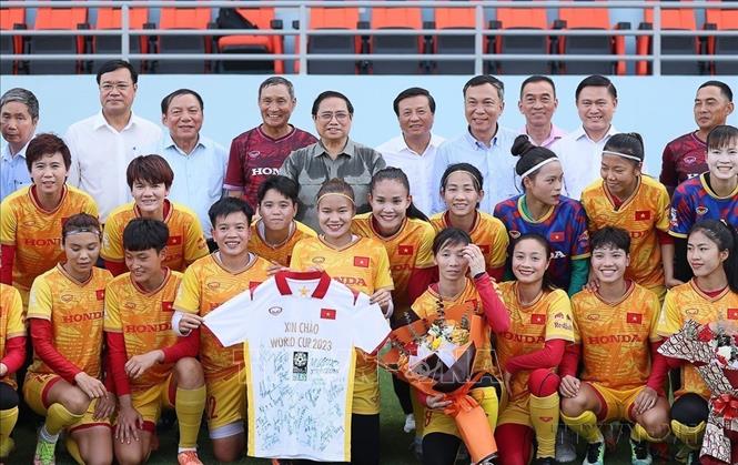 Thủ tướng Phạm Minh Chính gặp mặt, động viên Ban huấn luyện và các cầu thủ Đội tuyển Bóng đá nữ quốc gia Việt Nam tham dự Giải vô địch bóng đá nữ thế giới 2023 (World Cup nữ 2023) diễn ra tại Autralia và New Zealand (2023). Ảnh: Dương Giang-TTXVN