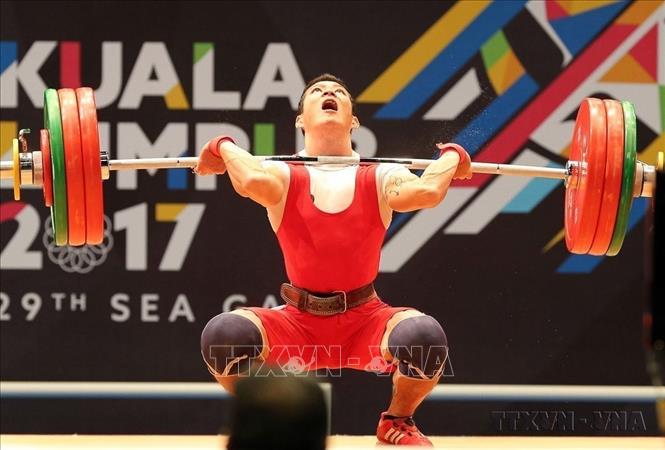 VĐV cử tạ Thạch Kim Tuấn xuất sắc đoạt HCV hạng cân 56 kg nam với tổng thành tích 269 kg, tại SEA Games 29 ở Malaysia (8/2017). Ảnh: TTXVN
