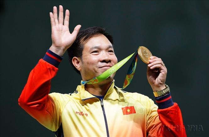 Xạ thủ Hoàng Xuân Vinh giành HC Vàng 10 m súng ngắn hơi nam tại Rio de Janeiro (Brazil), để trở thành nhà vô địch Olympic đầu tiên của Việt Nam (2016). Ảnh: TTXVN
