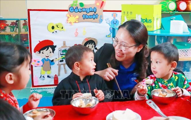 Cô giáo Vũ Thị Hiền Anh tham gia các hoạt động tình nguyện ở vùng cao, dân tộc. Ảnh: TTXVN phát