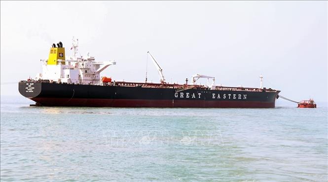 Tàu chở dầu thô cập cảng Mundra, Ấn Độ ngày 18/3/2026, sau khi di chuyển qua eo biển Hormuz. Ảnh: ANI/TTXVN