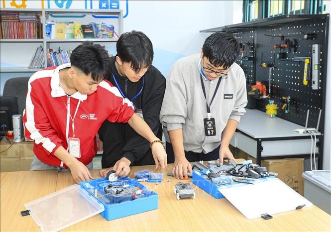 Học sinh trường Phổ thông Dân tộc Nội trú tỉnh Điện Biên lắp ghép thiết bị tại phòng Thư viện STEAM. Ảnh: Xuân Tư – TTXVN