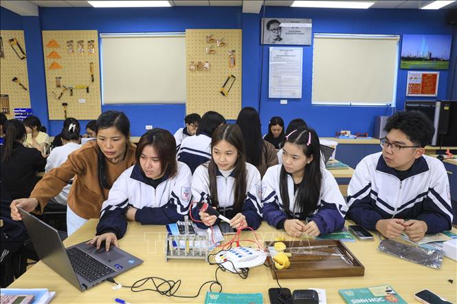 Giáo viên hướng dẫn học sinh trong giờ học STEAM tại trường Trung học Phổ thông Chuyên Lê Quý Đôn tỉnh Điện Biên. Ảnh: Xuân Tư – TTXVN