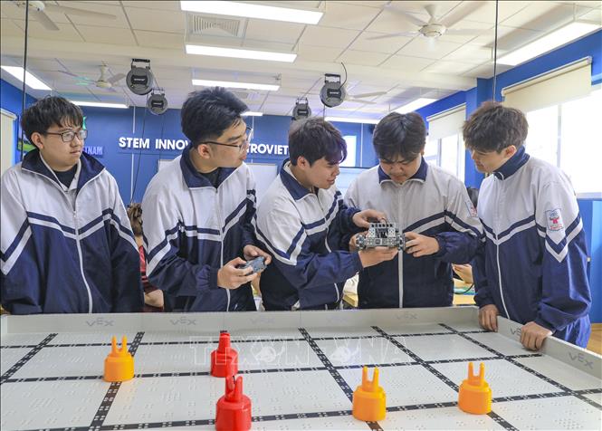 Học sinh trường Trung học Phổ thông Chuyên Lê Quý Đôn tỉnh Điện Biên thực hành với robot trong giờ học STEAM. Ảnh: Xuân Tư – TTXVN