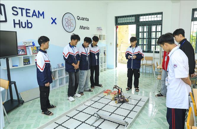 Học sinh trường Phổ thông Dân tộc Nội trú tỉnh Điện Biên điều khiển robot. Ảnh: Xuân Tư – TTXVN