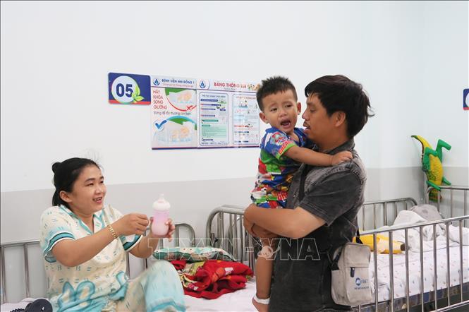 Bệnh nhi mắc tay chân miệng được điều trị tại Bệnh viện Nhi đồng 1 Thành phố Hồ Chí Minh. Ảnh: Đinh Hằng - TTXVN