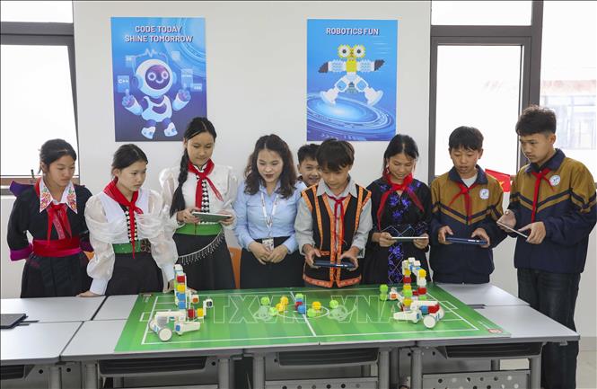 Học sinh dân tộc thiểu số trường Phổ thông nội trú liên cấp Tiểu học và THCS Si Pa Phìn tham gia hoạt động lập trình robot trong giờ học STEAM. Ảnh: Xuân Tư – TTXVN