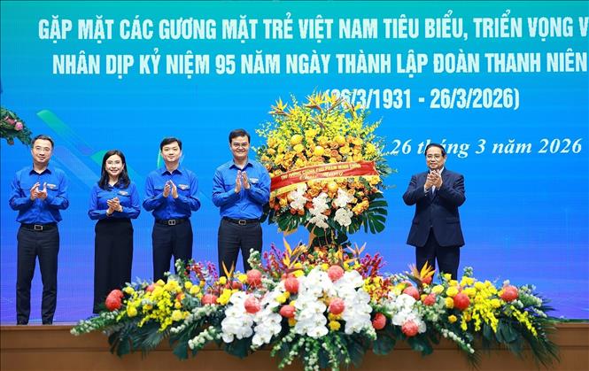 Thủ tướng Phạm Minh Chính tặng hoa chúc mừng Trung ương Đoàn TNCS Hồ Chí Minh. Ảnh: Dương Giang-TTXVN 
