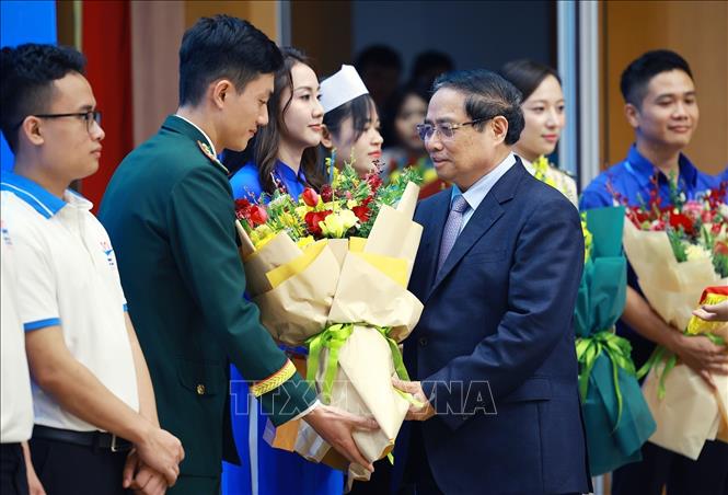 Thủ tướng Phạm Minh Chính tặng hoa chúc mừng các Gương mặt trẻ Việt Nam tiêu biểu. Ảnh: Dương Giang-TTXVN