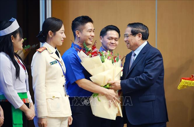 Thủ tướng Phạm Minh Chính tặng hoa chúc mừng các Gương mặt trẻ Việt Nam tiêu biểu. Ảnh: Dương Giang-TTXVN