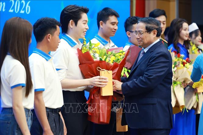 Thủ tướng Phạm Minh Chính tặng hoa chúc mừng các Gương mặt trẻ Việt Nam tiêu biểu. Ảnh: Dương Giang-TTXVN