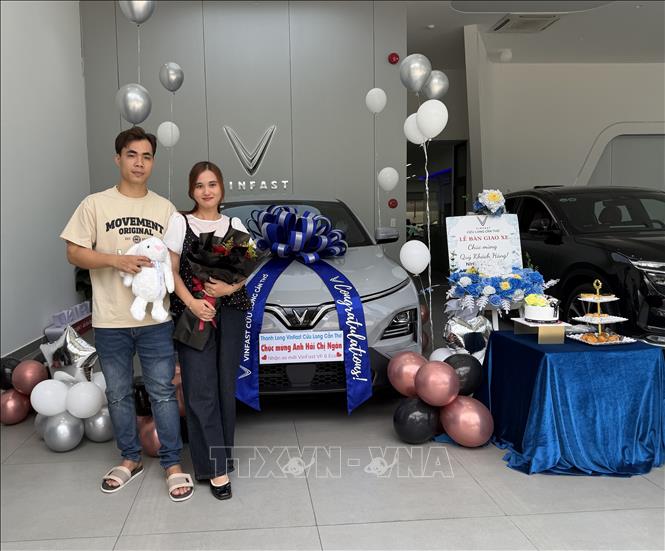 Vợ chồng anh Nguyễn Hoàng Hải tại xã Tân Hòa, thành phố Cần Thơ mua xe ô tô điện VF 6 tại VinFast Cửu Long Cần Thơ. Ảnh: Nguyễn Văn Việt - TTXVN