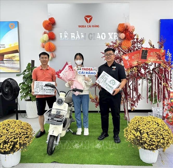 Người dân Cần Thơ mua xe máy điện cho con đi học. Ảnh: Nguyễn Văn Việt -TTXVN