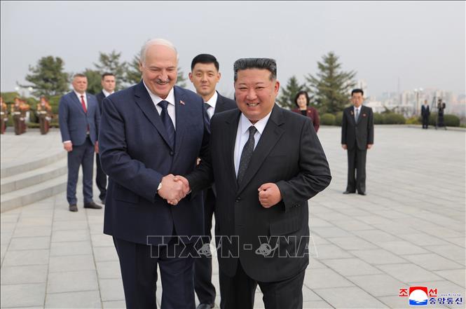 Nhà lãnh đạo Triều Tiên Kim Jong Un (phải) đón tiếp Tổng thống Belarus Alexander Lukashenko tại Bình Nhưỡng ngày 25/3/2026. Ảnh: KCNA/TTXVN