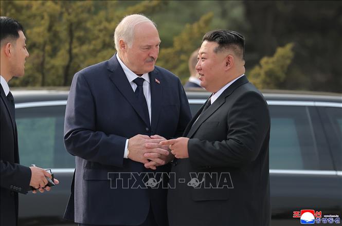 Nhà lãnh đạo Triều Tiên Kim Jong Un (phải) đón tiếp Tổng thống Belarus Alexander Lukashenko tại Bình Nhưỡng ngày 25/3/2026. Ảnh: Yonhap/TTXVN