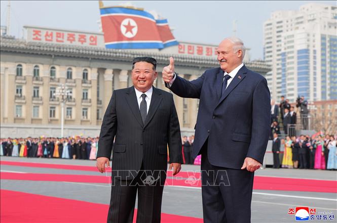 Nhà lãnh đạo Triều Tiên Kim Jong Un (trái) đón tiếp Tổng thống Belarus Alexander Lukashenko tại Bình Nhưỡng ngày 25/3/2026. Ảnh: KCNA/TTXVN