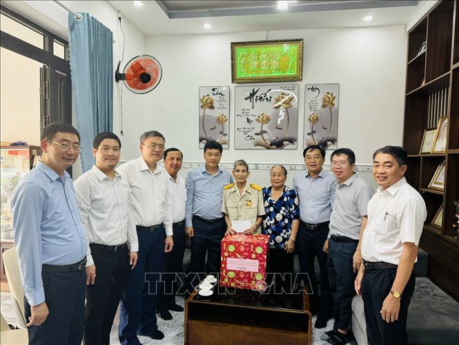 Đoàn công tác đã đến thăm, tặng quà gia đình ông Nguyễn Xuân Viên, cựu tù chính trị duy nhất hiện sinh sống tại đặc khu Côn Đảo. Ảnh: TTXVN phát