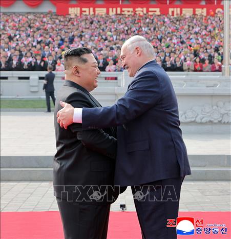Nhà lãnh đạo Triều Tiên Kim Jong Un (trái) đón tiếp Tổng thống Belarus Alexander Lukashenko tại Bình Nhưỡng ngày 25/3/2026. Ảnh: KCNA/TTXVN