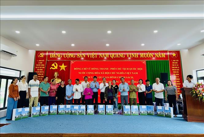 Phó Chủ tịch Quốc hội cùng đoàn công tác trao 50 phần quà đến các gia đình chính sách và người có công với cách mạng tại đặc khu Côn Đảo. Ảnh: TTXVN phát